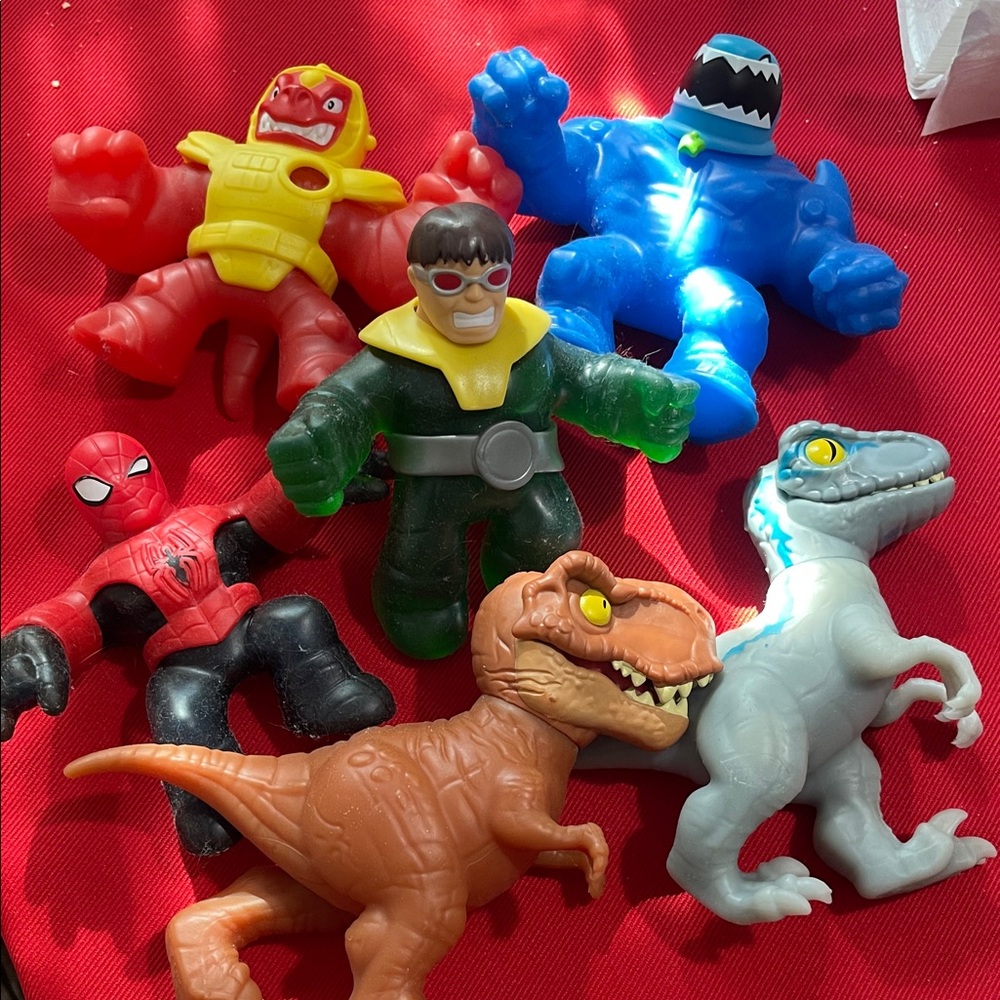 Marvel Superhero and Dinosaur Playset - Red, Blue, Green